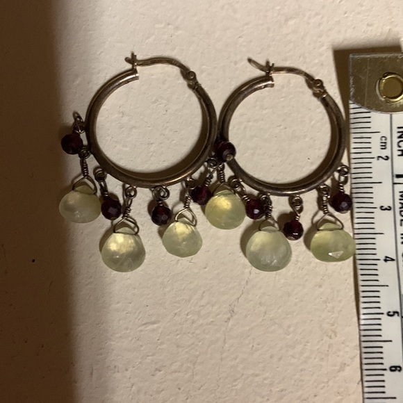 Silver hoops: semi-precious stones in pale citrine-green color& garnet-red. - Picture 3 of 3